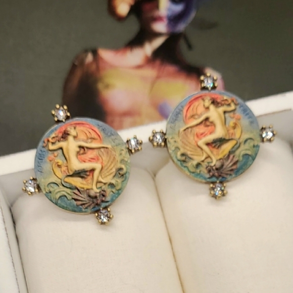 Elegant Art Nouveau Alluring Lady Crystal Crystal Embellished Gold Earrings - Picture 11 of 13